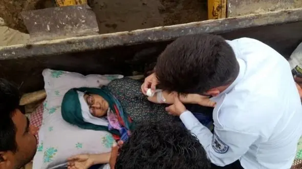 لحظه به لحظه با نجات جان یک بیمار قلبی در سیل گلستان / لودر به جای آمبولانس + عکس 