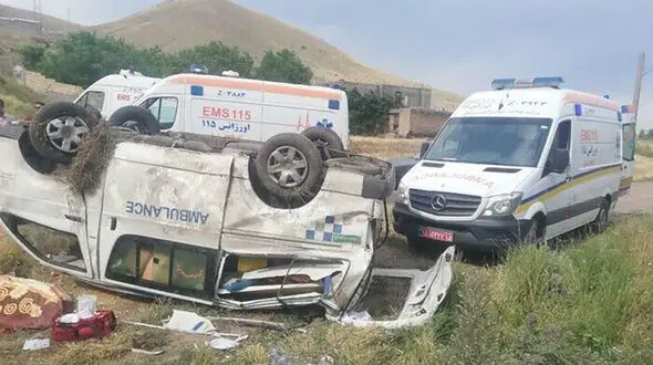 آمولانس نجات خودش تابوت مرگ شد / واژگونی مرگبار در آزادراه نظنز _ کاشان