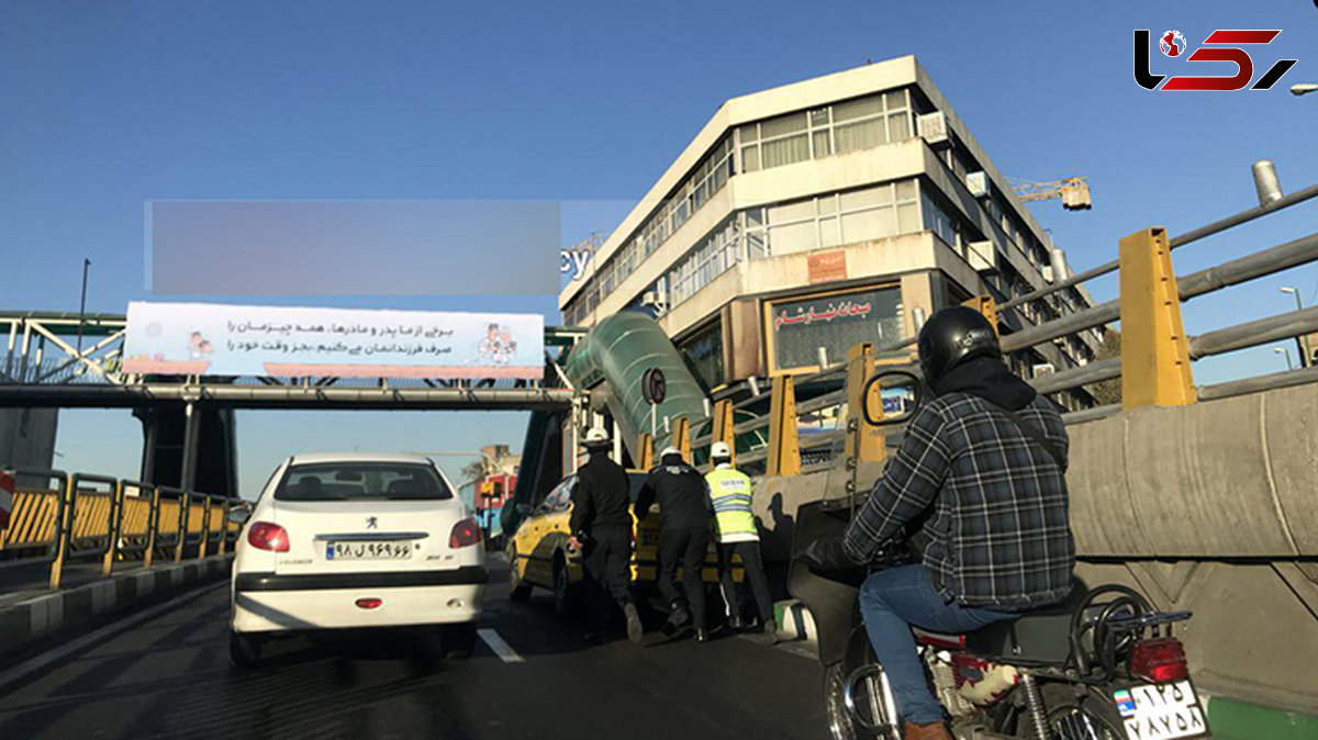 هل دادن ماشین از سوی ماموران  پلیس در سربالایی زیرگذر میدان امام حسین (ع) + عکس