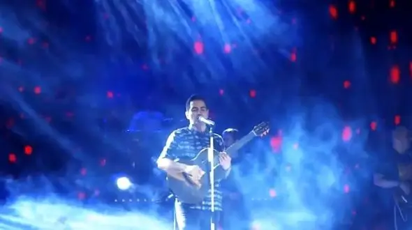  آواز جگرسوز؛ محسن یگانه نشکن دلمو میخونه مردم وسط آهنگ گریه میکنن چقد اینا عاشق بودن 