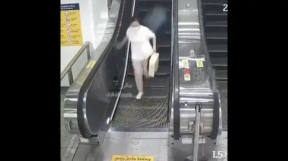 فیلم اقدام فاجعه بار دختر جوان روی پله برقی ! / یک زن در آستانه مرگ قرار گرفت !