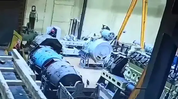 فیلم سقوط وحشت آور ژنراتور دیزلی چند تنی روی سر کارگر جوان