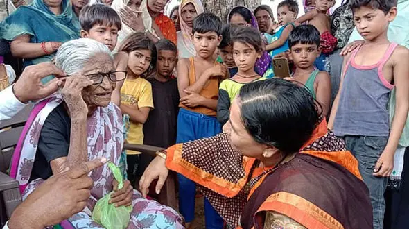 دیدار عاشقانه یک زن گمشده پس از 40 سال با خانواده اش / زنبورها عامل جدایی بودند + فیلم / هند