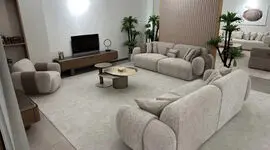 چطور پذیرایی خانه را با مبل و میز ناهارخوری شیک بچینیم؟