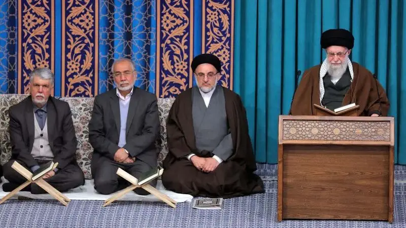 رهبر معظم انقلاب اسلامی امروز( یکشنبه ) در دیدار اساتید، قاریان، و حافظان برتر شرکت‌کننده در چهل و یکمین دوره مسابقات بین‌المللی قرآن