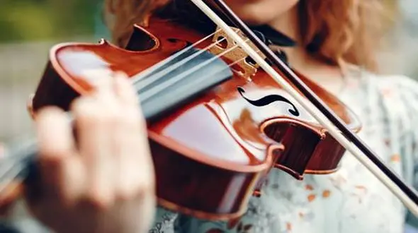 این فیلم را ببینید / پلیس رشت چرا با دختر ویولون زن برخورد کرد ! 