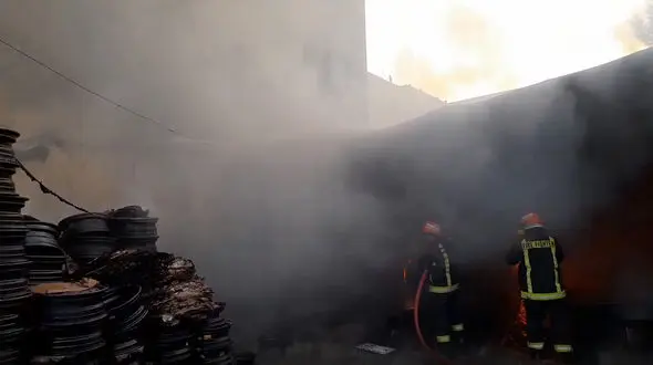 فیلم آتش سوزی یک تعمیرگاه در کاشان + عکس