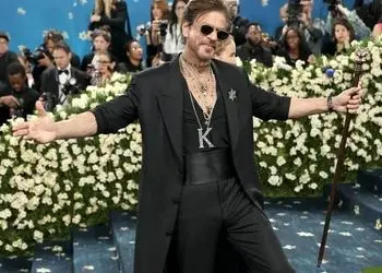 (تصاویر) شاهرخ خان ۶۰ ساله در لیست شیک‌ترین چهره‎های سال ۲۰۲۵ نیویورک‌تایمز