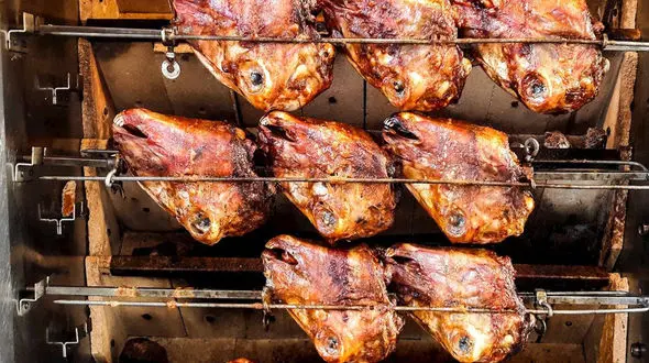 غذای خیابانی در ترکیه/ کباب عجیب کله پاچه گوسفند در خیابان های استانبول +فیلم