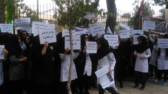 اعتراض شدید دانشجویان بخاطر مرگ  دختر دانشجو در حمام خوابگاه + فیلم و عکس 