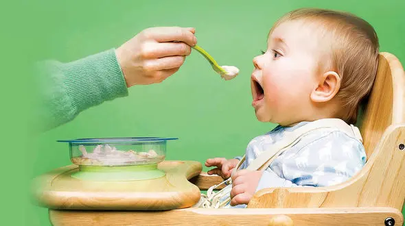 از کی غذای کمکی را شروع کنیم؟ / توصیه برای پدر و مادرهای جوان