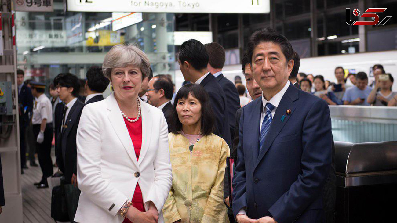 نخست وزیر ژاپن و بریتانیا منتظر قطار +عکس