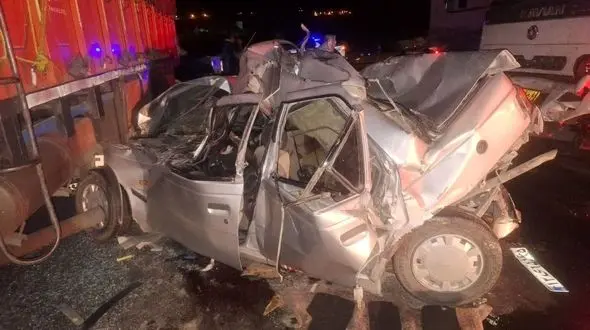 پرس شدن 405 وسط 2 کامیون در جاده عجب شیر / هر 3 زن و مرد کشته شدند