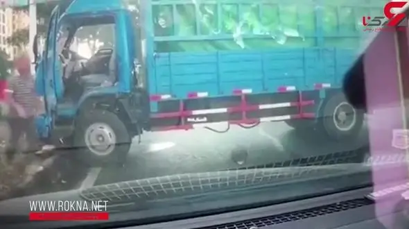 تصادف دلخراش موتور با کامیون به دلیل خلاف رفتن در خیابان + فیلم