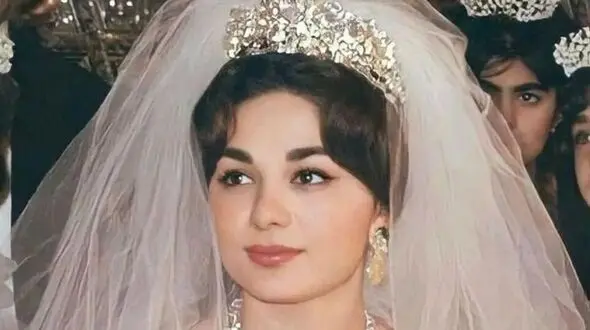 عکس ها / نگاهی به کلکسیونی از جواهرات لوکس و لباس جواهرنشان فرح پهلوی/ از تاج ها و گردنبد های الماس نشان تا لباس دنباله ار پر از جواهرات و مرواریدش