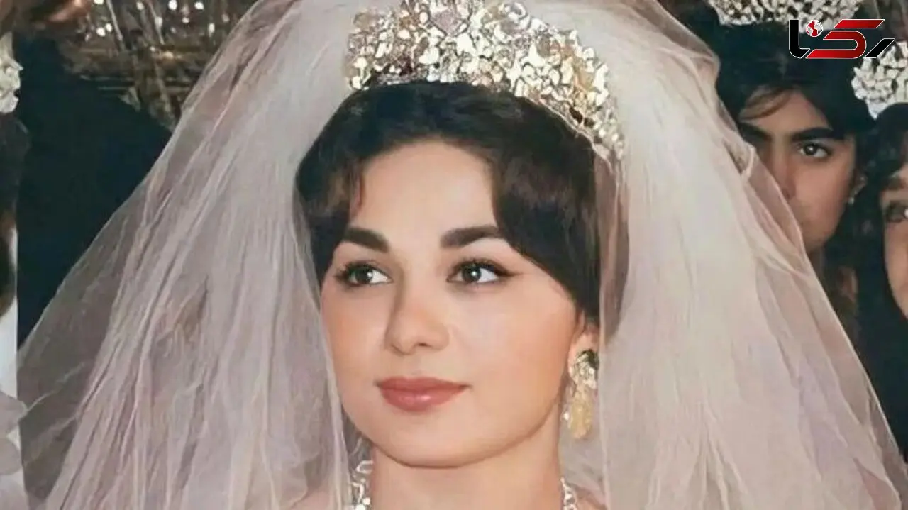 عکس ها / نگاهی به کلکسیونی از جواهرات لوکس و لباس جواهرنشان فرح پهلوی/ از تاج ها و گردنبد های الماس نشان تا لباس دنباله ار پر از جواهرات و مرواریدش