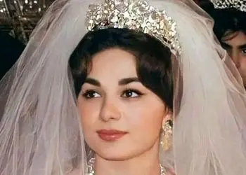 عکس ها / نگاهی به کلکسیونی از جواهرات لوکس و لباس جواهرنشان فرح پهلوی/ از تاج ها و گردنبد های الماس نشان تا لباس دنباله ار پر از جواهرات و مرواریدش