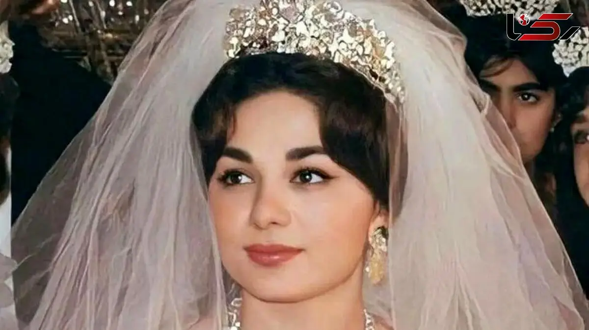 عکس ها / نگاهی به کلکسیونی از جواهرات لوکس و لباس جواهرنشان فرح پهلوی/ از تاج ها و گردنبد های الماس نشان تا لباس دنباله ار پر از جواهرات و مرواریدش