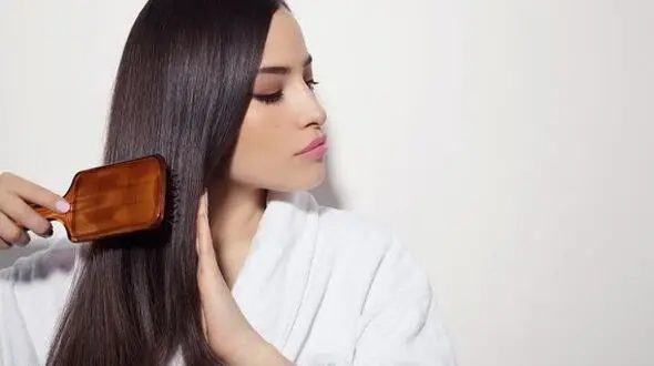 ارتباط شانه زدن زیاد با چرب شدن موهای سر