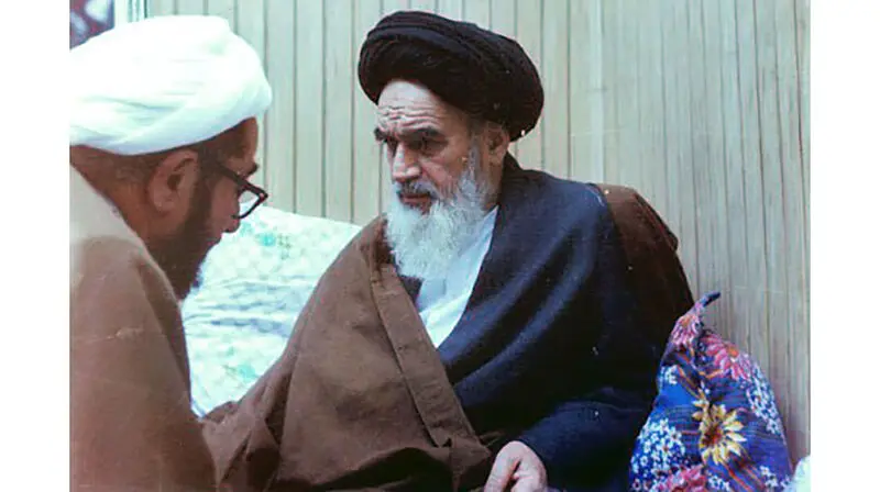 آیت الله خمینی (ره) رهبر انقلاب اسلامی ایران و صادق خلخالی حاکم شرع انقلاب اسلامی 