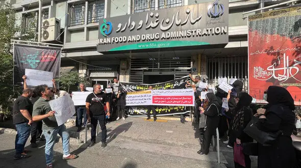 تجمع بیماران و خانواده های هموفیلی، مقابل سازمان غذا و دارو / 4 نفر از ابتدای سال بر اثر کمبود دارو فوت کرده اند + فیلم