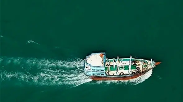 آتش سوزی 2 فروند لنج صیادی در اسکله بندر کوهستک  