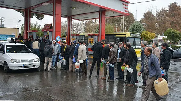 صف‌های طولانی خودرو‌ها در جایگاه‌های بنزین+عکس