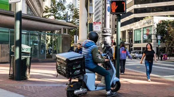 فردی که خود را «افشاگر» یک شرکت تحویل غذا معرفی می‌کرد، با کمک هوش مصنوعی اینترنت را فریب داد