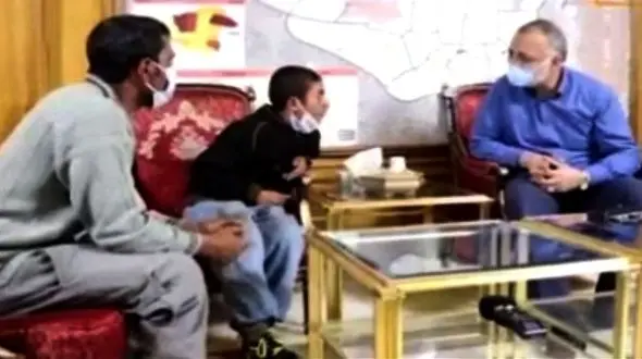 شهردار تهران از کودک زباله گرد کتک خورده دلجویی کرد