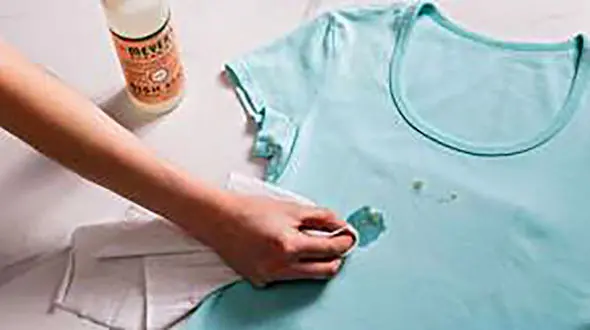 چطور لکه‌ های چربی را از لباس پاک کنیم؟