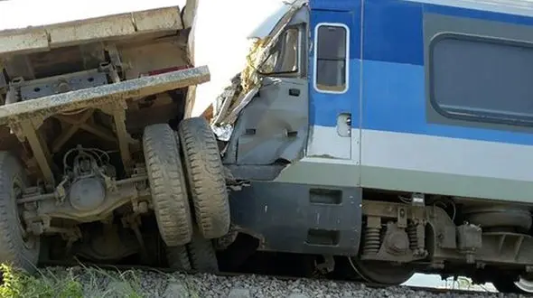 ببینید / وحشت و فرار راننده سواری چند ثانیه پیش از فاجعه / لحظه برخورد قطار با کامیون! + فیلم