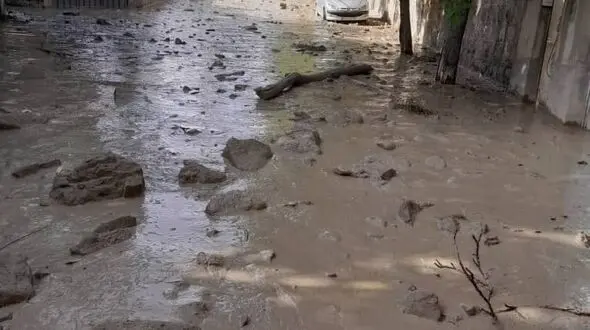 محبوس شدن مسافرین قطار مسافربری در زرین دشت + فیلم