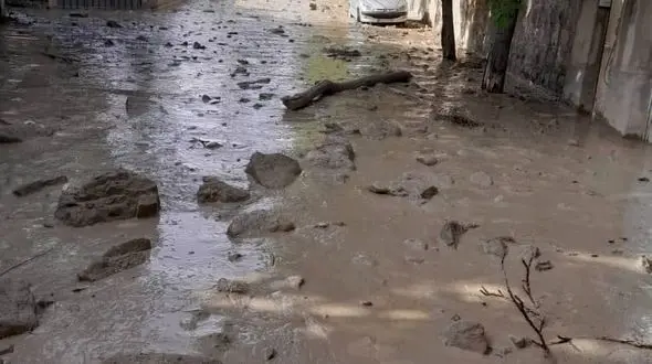 محبوس شدن مسافرین قطار مسافربری در زرین دشت + فیلم