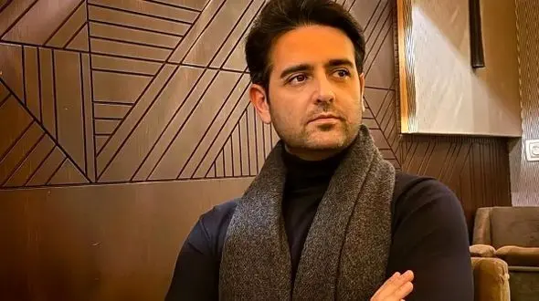 نگاهی به چیدمان مینیمال خانه مجردی امیرحسین آرمان با مبلمان خوشرنگ، تابلو دیواری زیبا و میز چوبی/ همینقدر ساده ولی چشم نواز و مرتب