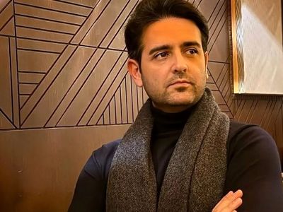 نگاهی به چیدمان مینیمال خانه مجردی امیرحسین آرمان با مبلمان خوشرنگ، تابلو دیواری زیبا و میز چوبی/ همینقدر ساده ولی چشم نواز و مرتب