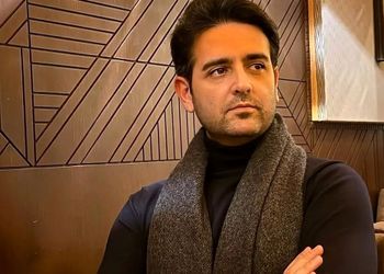 نگاهی به چیدمان مینیمال خانه مجردی امیرحسین آرمان با مبلمان خوشرنگ، تابلو دیواری زیبا و میز چوبی/ همینقدر ساده ولی چشم نواز و مرتب