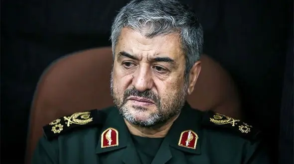 انتقاد شدید سرلشکر جعفری از دولت برای افزایش قیمت بنزین