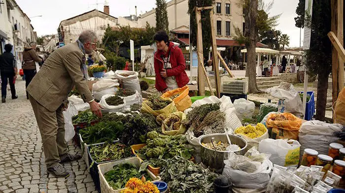 اقدام انسانی شهردار استانبول / هدیه ویژه «صندلی» به زنان و مردان دست‌فروش ؛ پیامی برای کرامت مردم