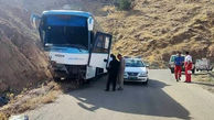 عکس عجیب از انحراف اتوبوس مسافربری در جاده دیلم /  25 زن و مرد مصدوم شدند