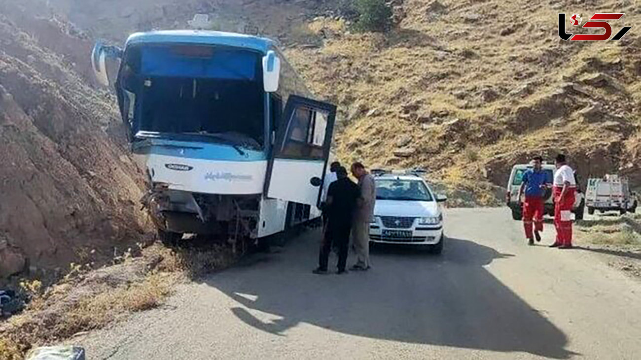 عکس عجیب از انحراف اتوبوس مسافربری در جاده دیلم /  25 زن و مرد مصدوم شدند