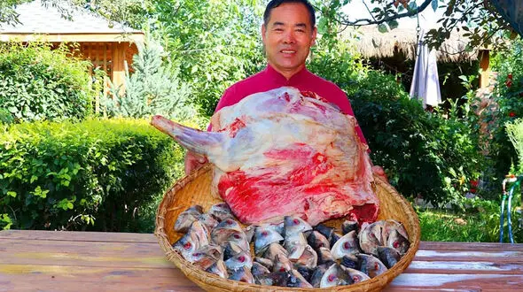 غذای روستایی چین: آبگوشت خاص ران بره و 40 کله ماهی! / فیلم