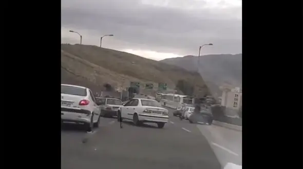 ببینید / آزار و اذیت مردم توسط راننده‌های دو خودروی پراید و یک سمند وسط خیابان! + فیلم