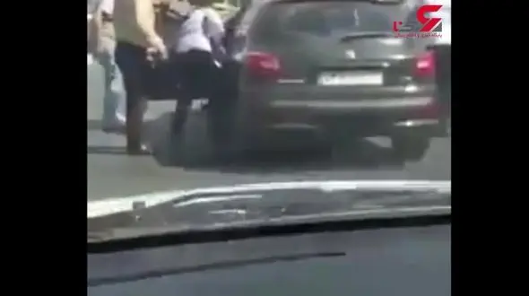 خشونت مامور پلیس راهور تهران در کتک زدن یک راننده! + فیلم کامل