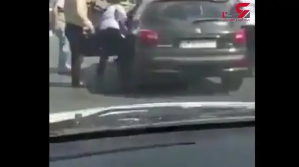 خشونت مامور پلیس راهور تهران در کتک زدن یک راننده! + فیلم کامل