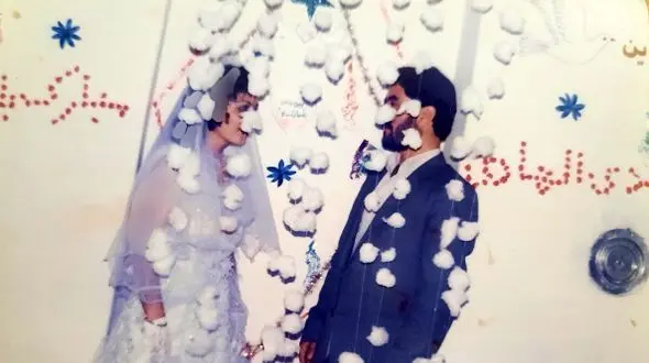 قشنگترین سفره عقد عروسی دهه شصتی با پنبه های توپی آویزون،آینه و شمعدون طلایی، کیک و شیرینی با دیزاین مخصوص اون روزها