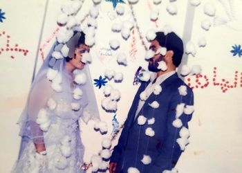قشنگترین سفره عقد عروسی دهه شصتی با پنبه های توپی آویزون،آینه و شمعدون طلایی، کیک و شیرینی با دیزاین مخصوص اون روزها