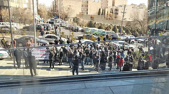 تجمع اعتراض آمیز سهامداران مقابل ساختمان سازمان بورس + فیلم