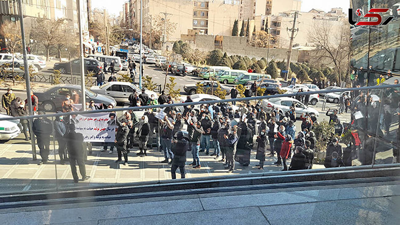 تجمع اعتراض آمیز سهامداران مقابل ساختمان سازمان بورس + فیلم