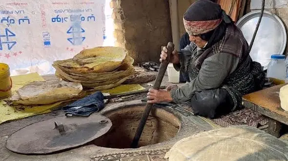 غذای ایرانی اصیل؛ هنر مادربزرگ‌ ها در پخت نان گرده سنتی روستایی + فیلم