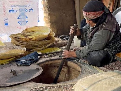 غذای ایرانی اصیل؛ هنر مادربزرگ‌ ها در پخت نان گرده سنتی روستایی + فیلم